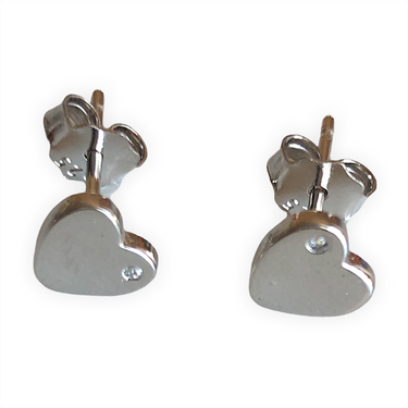 Pendientes de plata de ley 925 con forma de corazón. Llevan detalle en circonita blanca. Son small and cute y te quedarán perfectos. Elegantes y discretos.